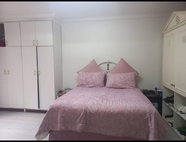 4 BEDROOM FREESTANDING FOR SALE IN LENTEGEUR